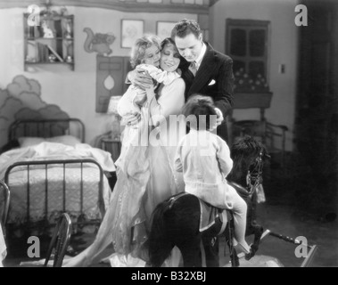 Familie von vier stehen zusammen in einem Raum des Kindes Stockfoto