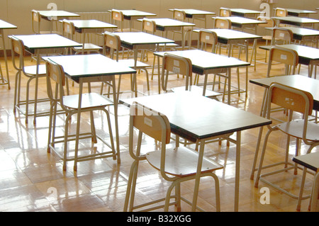 Schreibtische in einem leeren Klassenzimmer in einer japanischen High school Stockfoto