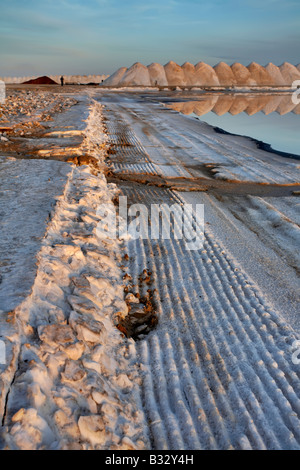 Salz Wohnungen Powerlines Spiegelung Wasser ruhig Stockfoto