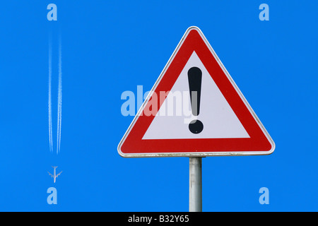 Flugzeug, Verkehrszeichen, fliegen ein Ausrufezeichen zu gehorchen Stockfoto