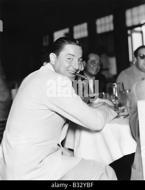 Lächelnder Mann mit einer Zigarre im Mund in einem restaurant Stockfoto