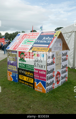 Schuppen von Immobilienmakler für Verkauf Zeichen National Eisteddfod of Wales Cardiff 2008 aus Protest auf die Erschwinglichkeit der Häuser gemacht Stockfoto