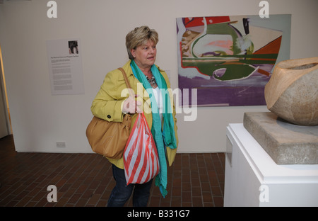 Eine Galerie im Pier Arts Centre in Stromness Orkney. Das Museum spezialisiert sich auf die Arbeit des britischen Künstlern des 20. Jahrhunderts. Stockfoto