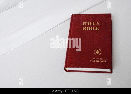 Eine Bibel, die Links von den Gideons in einem Hotelzimmer Stockfoto