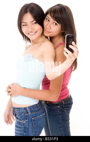 Zwei hübsche junge Frauen nehmen ihr Bild mit ihrem Handy Stockfoto