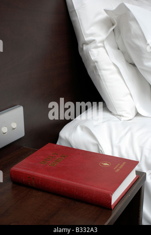 Eine Bibel, die Links von den Gideons in einem Hotelzimmer Stockfoto