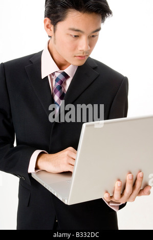 Junge asiatische Geschäftsmann arbeitet an einem Laptop-computer Stockfoto