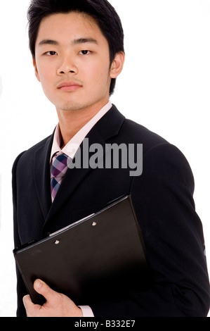 Ein junger chinesischer Geschäftsmann im Anzug auf weißem Hintergrund Stockfoto