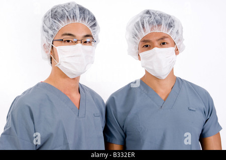 Zwei junge asiatische Männer in medizinische Peelings Stockfoto