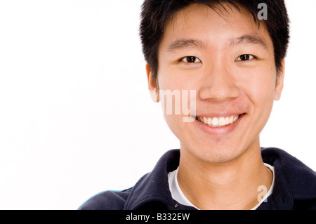 Ein chinesischer Mann in seinen Zwanzigern mit einem großen Lächeln Stockfoto