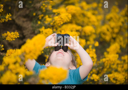 Kleinkind 3 Jahre alter Junge Vögel beobachten in Heide Norfolk April Stockfoto