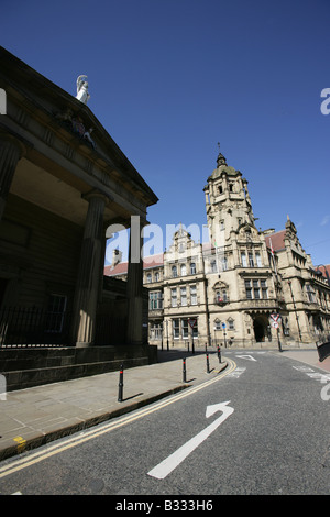Stadt Wakefield, England. Metropolitan District Council County Hall mit dem alten Crown Court Gebäude im Vordergrund. Stockfoto