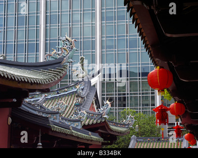 Moderne im Vergleich zu traditionellen in Chinatown, Singapur Stockfoto