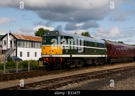 D5862 Typ-2-Klasse 31 nahenden Aviemore Bürstenstation mit königlichen Zug Lager Schottland 5 8 08 Stockfoto