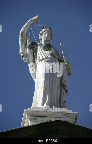 Stadt Wakefield, England. Nahaufnahme der Justitia Statue über dem Eingang zum ehemaligen Crown Court. Stockfoto