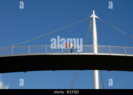 Paar von Senioren auf einer Brücke Stockfoto