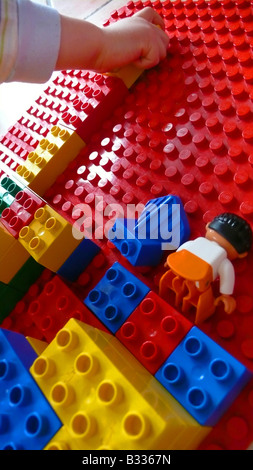 kleine Jungen spielen mit Legosteinen Stockfoto