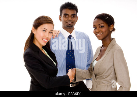 ein Geschäftsabschluss per Handschlag zwischen zwei Unternehmerinnen Stockfoto