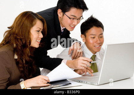 Eine lächelnde Unternehmensgruppe der asiatischen Nachwuchsführungskräfte Stockfoto