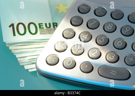 Euro-Banknote und Taschenrechner Stockfoto