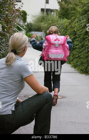 Pia geht zur Schule Stockfoto