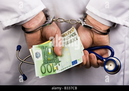 Arzt mit Banknoten und Handschellen Stockfoto
