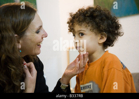 Fünf Jahre alten Jungen leiden PDD in der Sprachtherapie Stockfoto