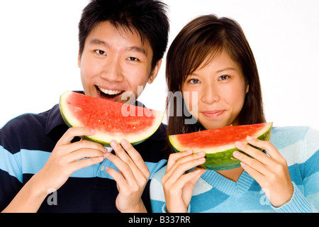 Zwei Asiaten essen ihre Wassermelone Stockfoto