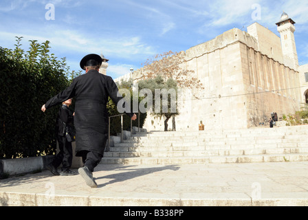 Ein ultra-orthodoxen Vater & Sohn beten in der Höhle der Patriarchen, wo jüdische & muslimischen Vorfahren begraben sind, in Hebron. Stockfoto