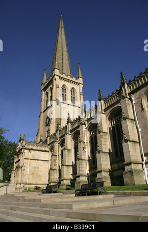 Stadt Wakefield, England. Blick auf die Turmspitze und Süd Fassade der Wakefield Kathedrale. Befindet sich im Stadtzentrum von Wakefield. Stockfoto