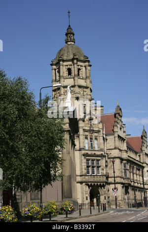 Stadt Wakefield, England. Metropolitan District Council County Hall mit dem alten Crown Court Gebäude im Vordergrund. Stockfoto