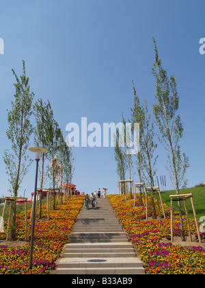 Treppen mit Blumenbeeten und Reihen von Pappeln auf der Bundesrepublik Garten Ausstellung 2007 Gera und Ronneburg Stockfoto