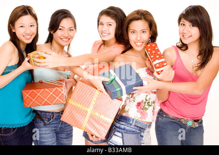 Fünf ziemlich asiatische Frauen tauschen Geschenke und präsente Stockfoto