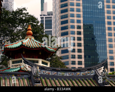 Moderne im Vergleich zu traditionellen in Chinatown, Singapur Stockfoto