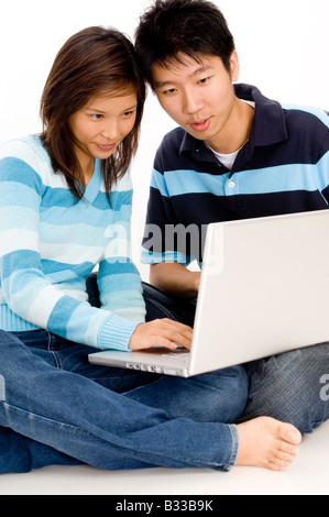 Eine junge asiatische paar mit einem Laptopcomputer Stockfoto