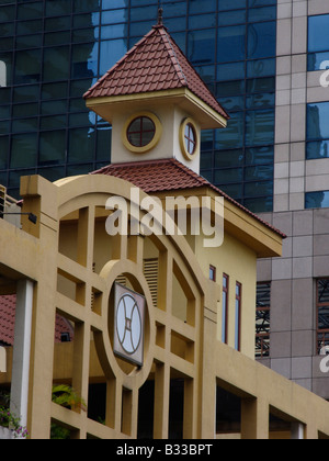 Moderne im Vergleich zu traditionellen in Singapur Stockfoto