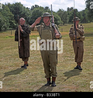 British Home Guard Soldaten stehen, die Aufmerksamkeit auf Parade am Camp während der 1940er Jahre Weltkrieg zwei Re-Inszenierung Stockfoto