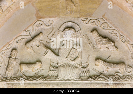 Das Tympanon über eine Norman Eingang zur Kirche St. Johns in Cotswold Dorf von Elkstone, Gloucestershire Stockfoto