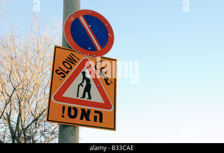 Ein Zeichen in der ultra-orthodoxen jüdischen Viertel Mea She'arim in Jerusalem, Achtung Autofahrer der älteren religiösen Fußgänger. Stockfoto