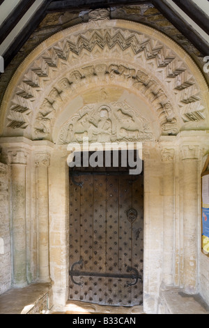 Norman Tor zu St Johns Kirche in Cotswold Dorf von Elkstone, Gloucestershire Stockfoto