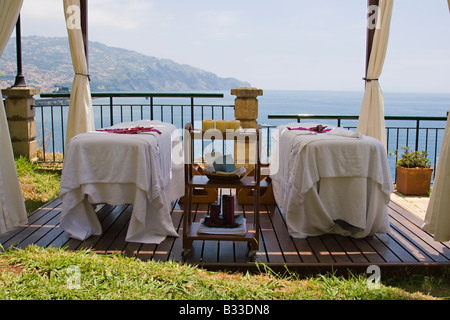 Zwei Massageliegen draußen im Sonnenschein an Reids Hotel auf Madeira. Stockfoto