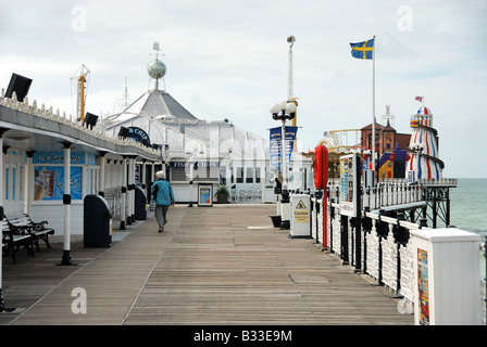 Kirmes, Fisch und Pommesbude am Pier von Brighton Stockfoto