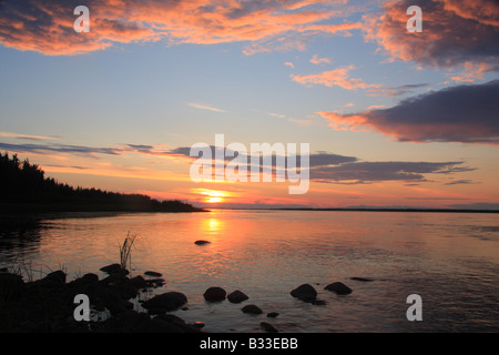 Sonnenuntergang über den Mackenzie River, Fort Providence, Nordwest-Territorien Stockfoto