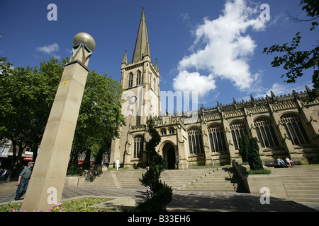 Stadt Wakefield, England. Blick auf die Turmspitze und Süd Fassade der Wakefield Kathedrale. Befindet sich im Stadtzentrum von Wakefield. Stockfoto