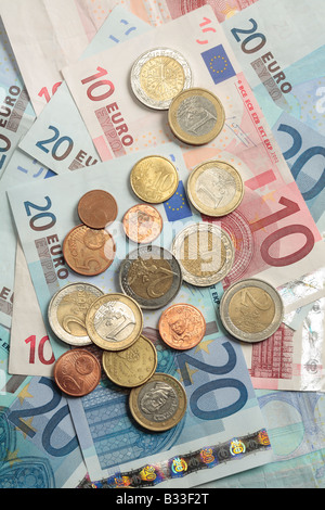 Euro in Euro-Münzen und Euro-Banknoten. Stockfoto