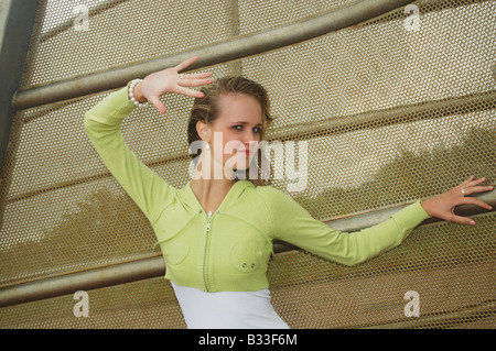 junge Frau posiert bei starkem Wind Stockfoto