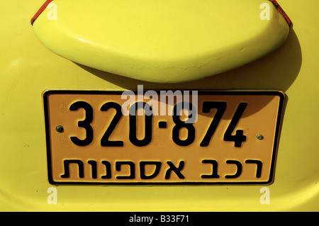 Einen gelben israelischen Nummernschild auf der Rückseite von einem ikonischen funky gelben VW Käfer parkte in Jerusalem. Stockfoto