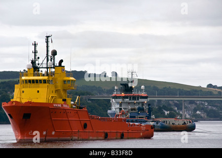 Viking Troll, die orange Sea Tiger blau Schlepper Schiffe schleppen der Rowan Gorilla-Bohrinsel auf der River Tay in Dundee Schottland, Vereinigtes Königreich Stockfoto