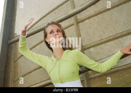 junge Frau, die ihren Kopf für den Regen Abschirmung Stockfoto