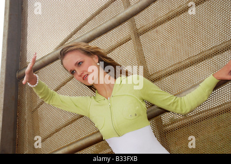 junge Frau posiert bei starkem Wind Stockfoto